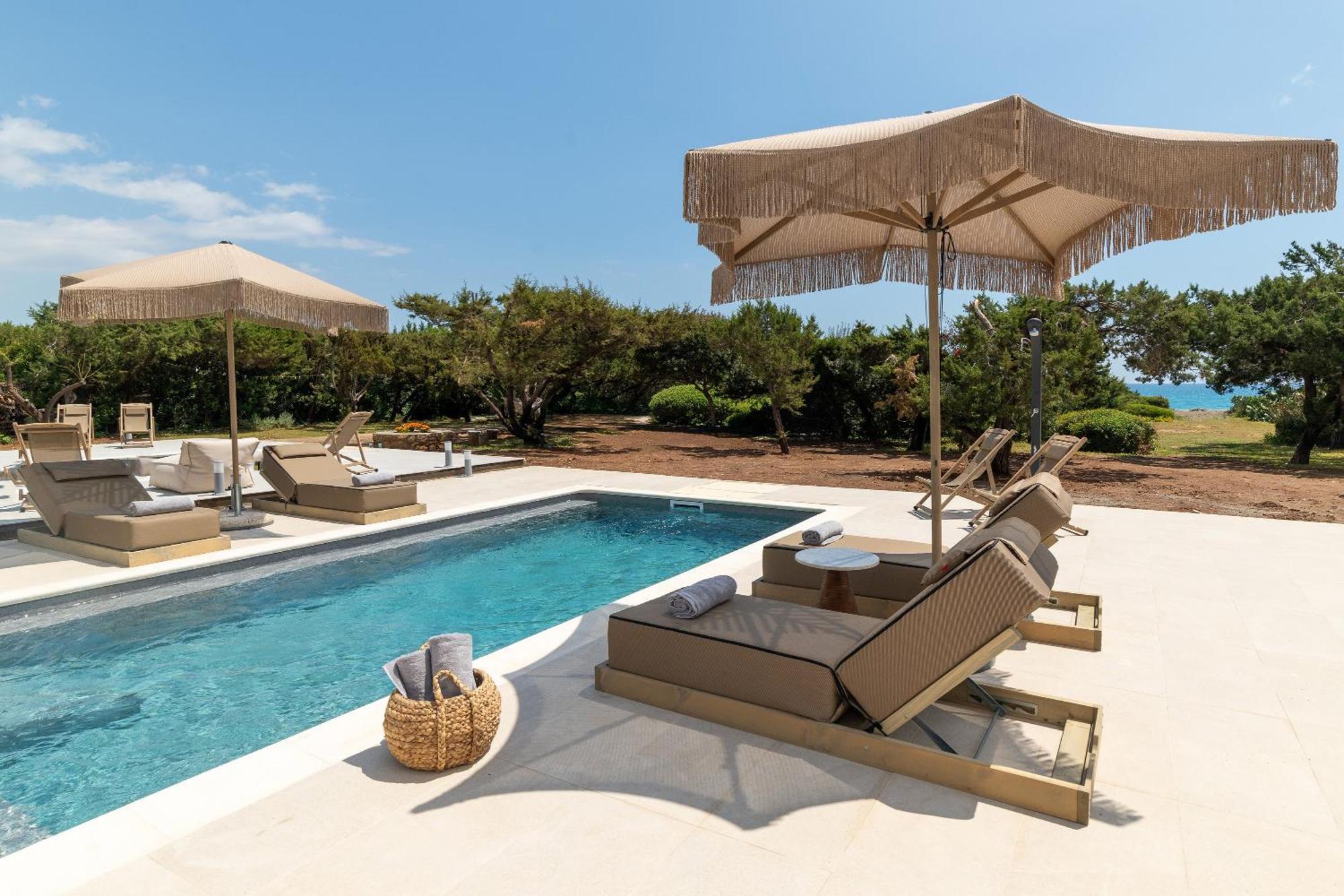 Paradiso Luxury Beachfront Villa *