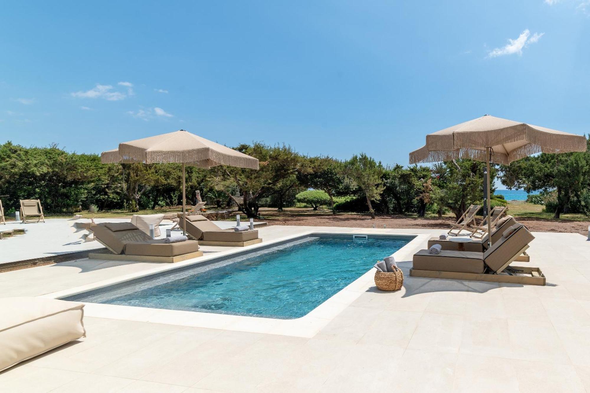 Paradiso Luxury Beachfront Villa *